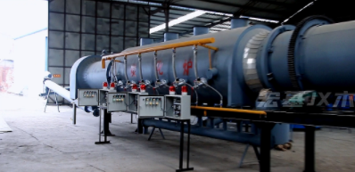 連續(xù)式炭化爐是一種可以將稻殼、椰殼等生物質(zhì)廢料轉(zhuǎn)化為高品質(zhì)碳粉的設(shè)備