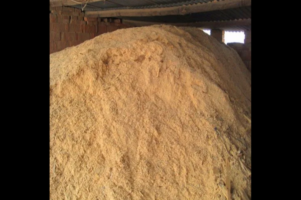 鋸末連續(xù)式炭化爐，本設(shè)備是在原有的設(shè)備基礎(chǔ)上改造而成的