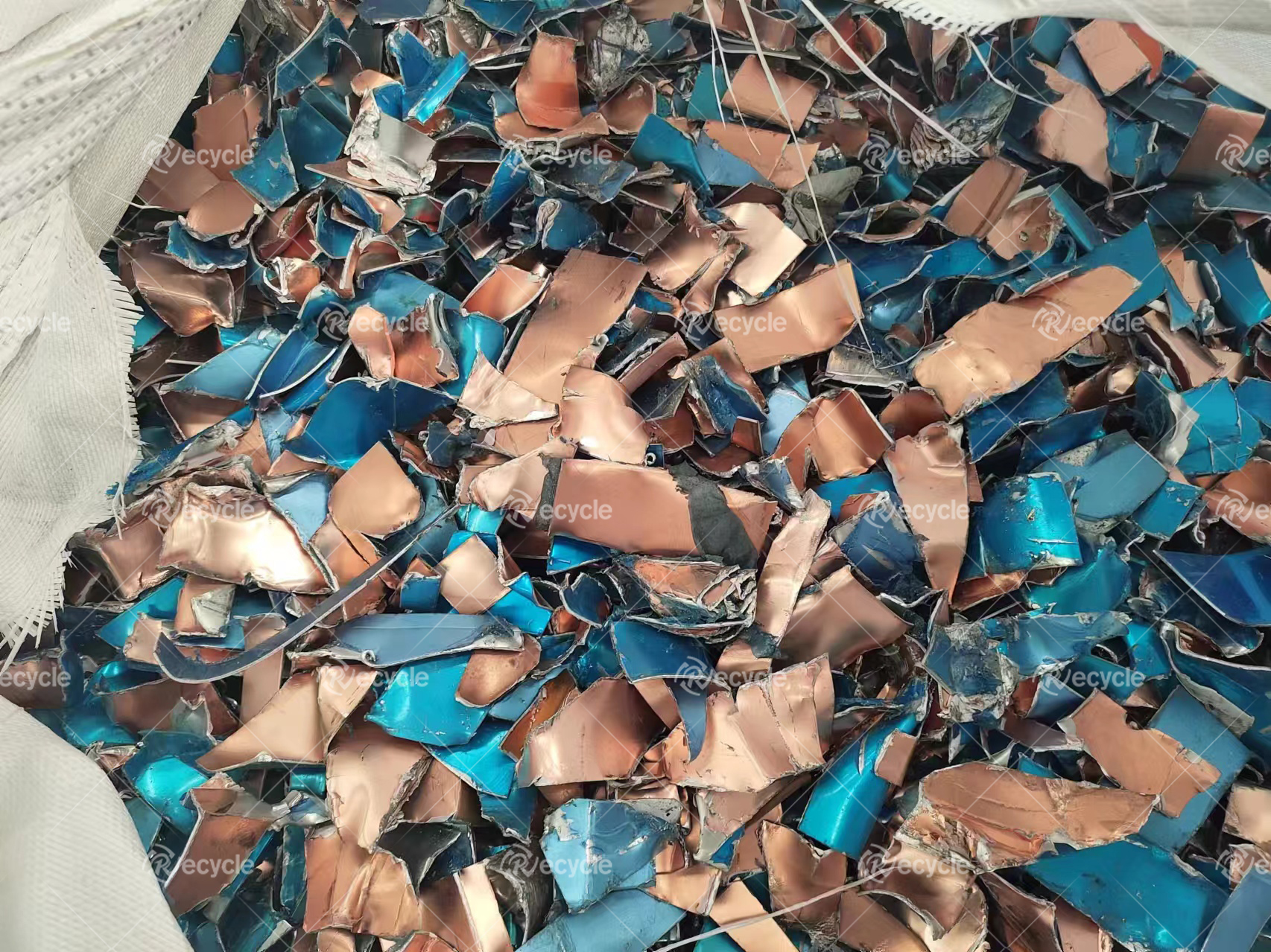 <strong>連續(xù)式炭化爐：資源循環(huán)的創(chuàng)新實踐，回收廢舊鋁基覆銅板中的銅鋁</strong>