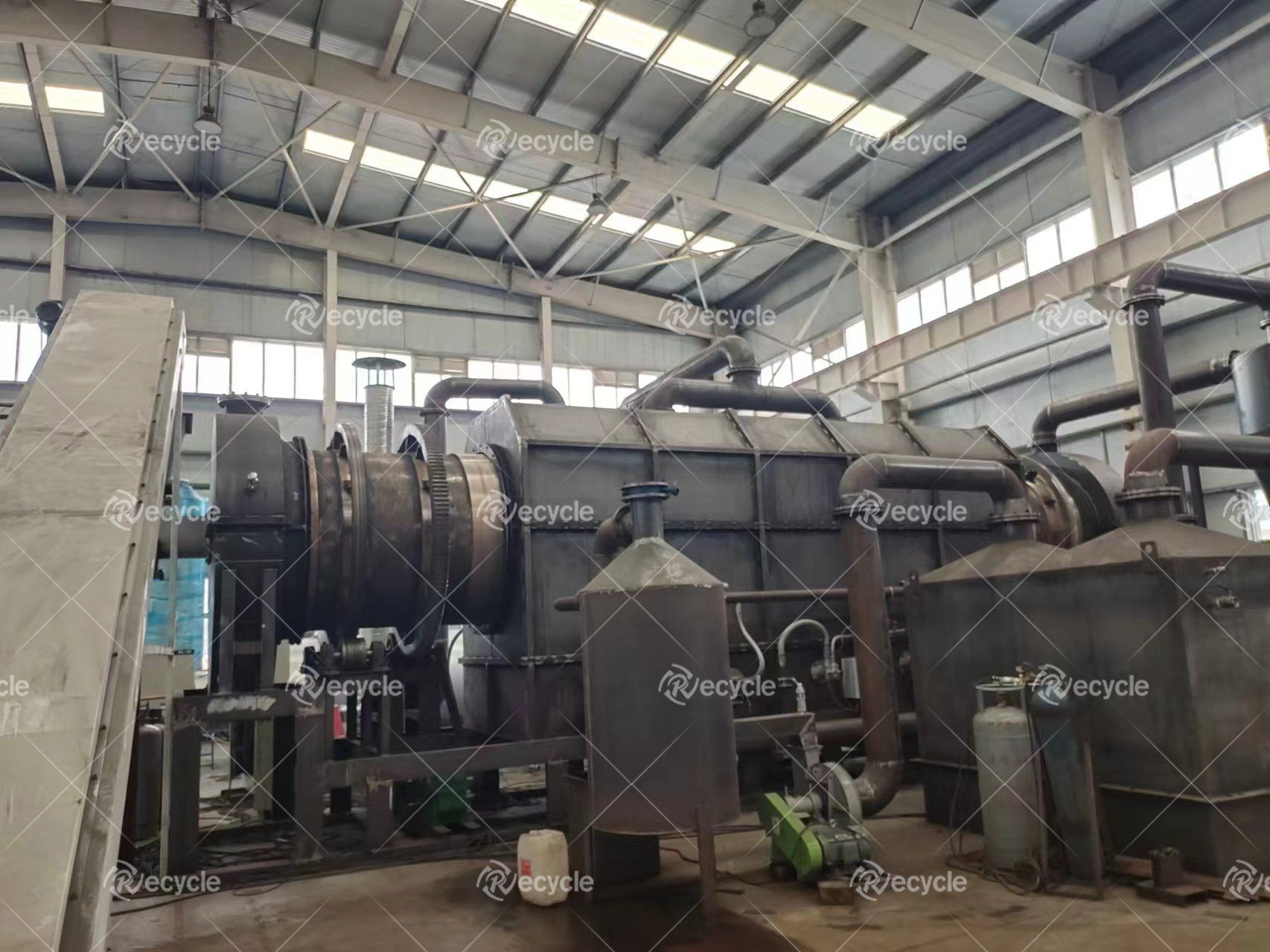 <strong>家具廠木屑碳化，連續(xù)式炭化爐的環(huán)保應用</strong>